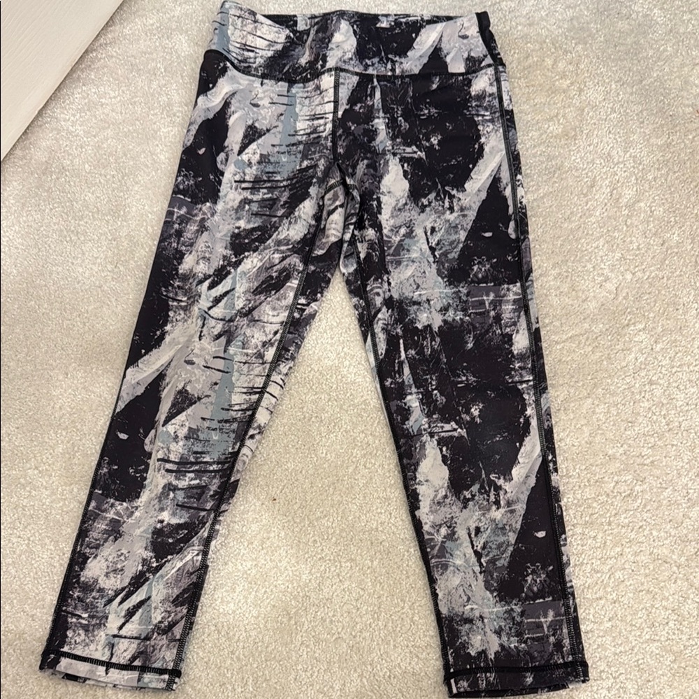 Mono B Abstract Print capri Leggings size small